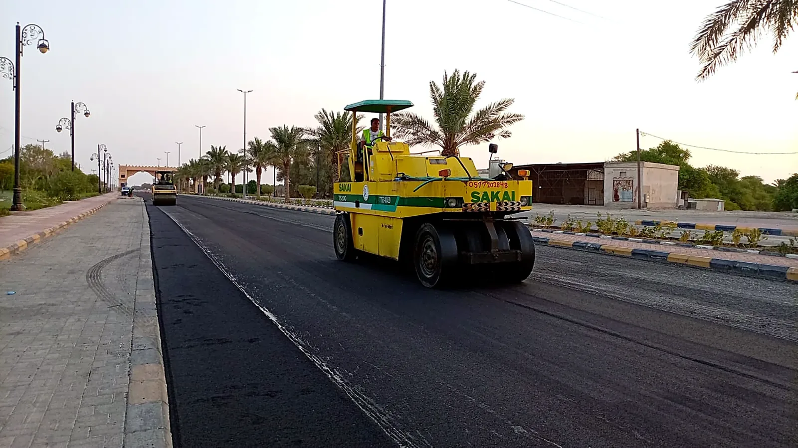 صورة من مشروع صيانة طرق مخططات الحمرة بظهران الجنوب