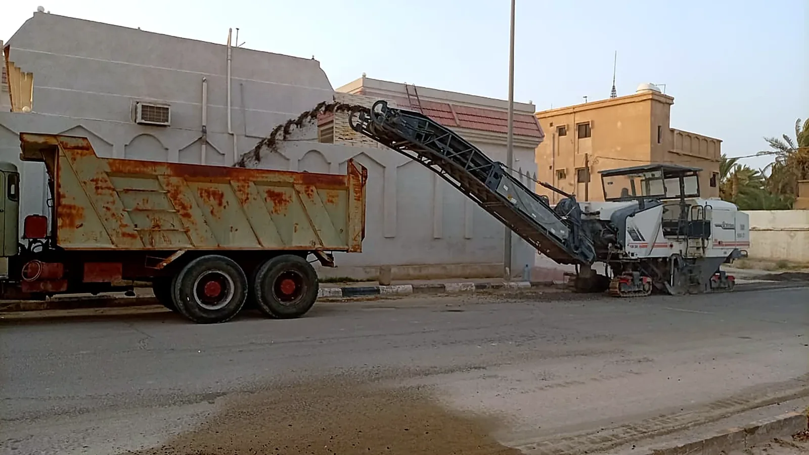 صورة من مشروع سفلتة موقع مطعم في مركز تجاري بواجهة نجران